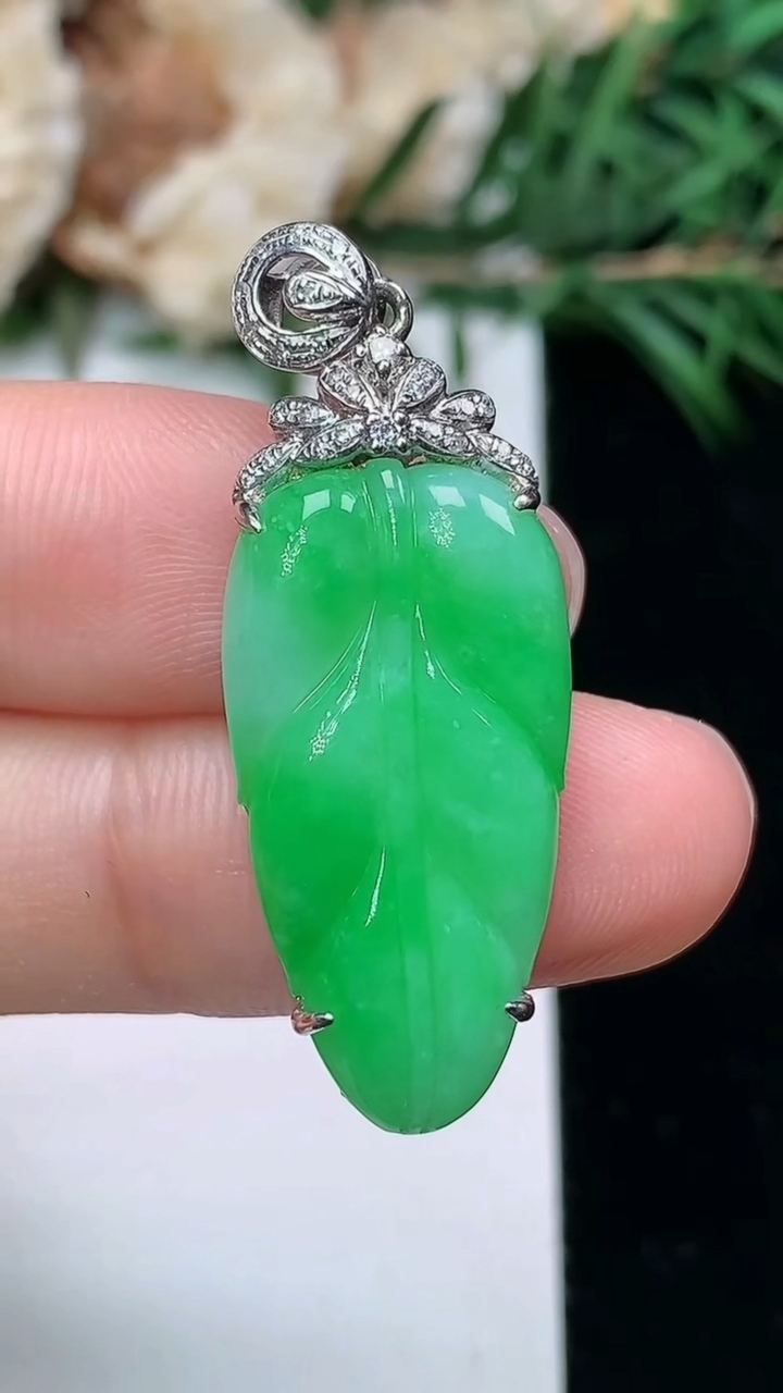 天然A货翡翠金枝玉叶 叶子吊坠，尺寸24.4-13-5.2，重量:4.00g
3月24日