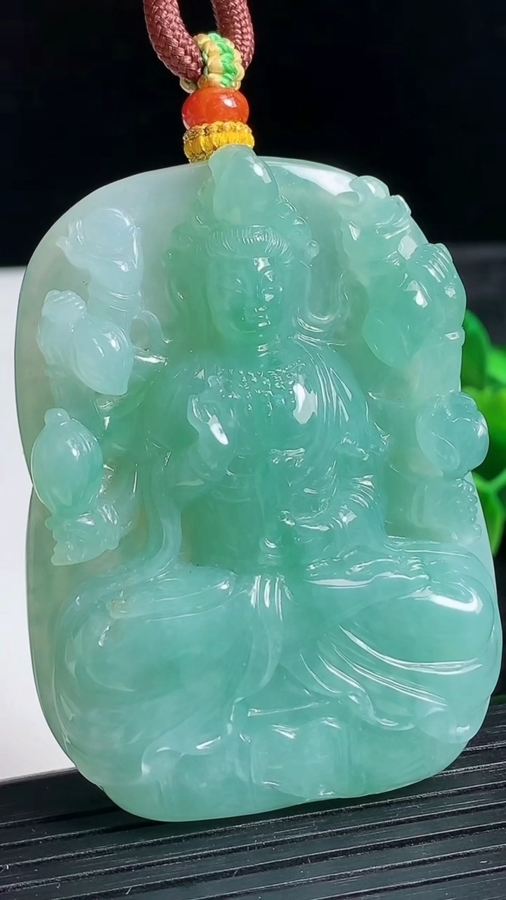 天然A货翡翠千手观音吊坠尺寸59.6-44.5-11.8重量:65.89g
3月24日