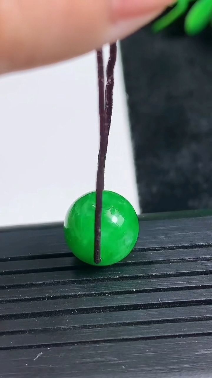 天然A货翡翠圆珠吊坠尺寸11.3重量:2.59g3月24日
工厂直销收藏佳品,种好水足，色泽均匀，有种有色，上手高大气！