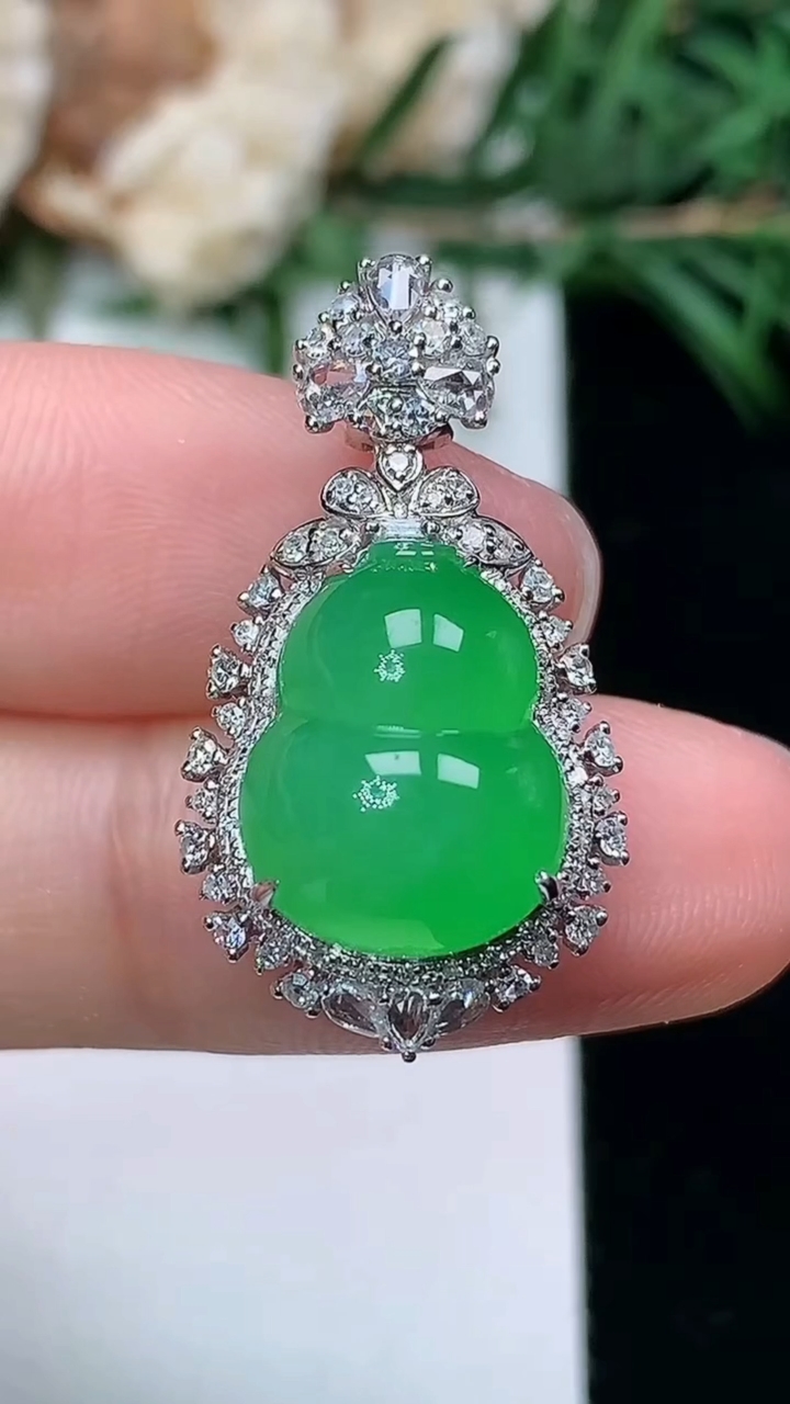 天然A货翡翠葫芦吊坠，尺寸26.8-15-11.8，裸石13.3-10.5
3月24日