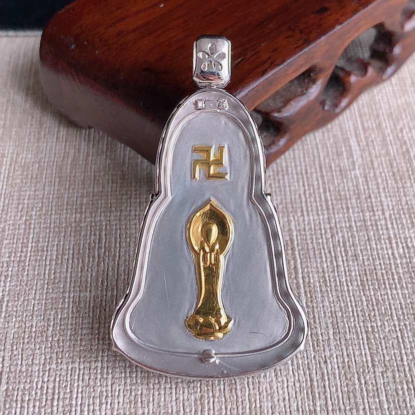 天然A货翡翠18K金伴钻镶嵌紫罗兰飘花观音吊坠 
尺寸49.8-41.8-28.2-7.5mm 重量