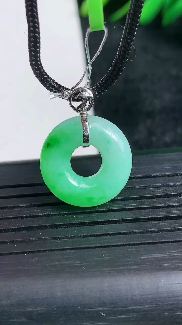 天然A货翡翠平安扣吊坠尺寸16.8-5.5重量:3.30g
3月24日