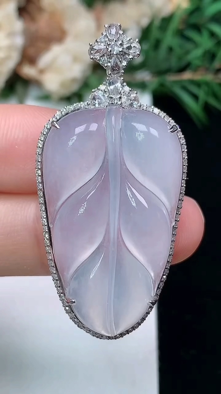 天然A货翡翠白冰金枝玉叶 叶子吊坠，尺寸44.4-21.6-8.8，裸石31.7-19.3，重量:7