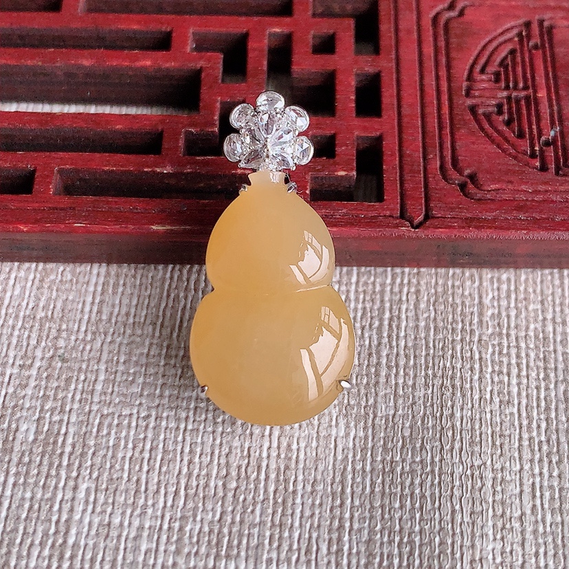天然A货翡翠18K金伴钻镶嵌黄翡葫芦吊坠 
尺寸29-21.4-14-9.8mm 重量4.90g 0322