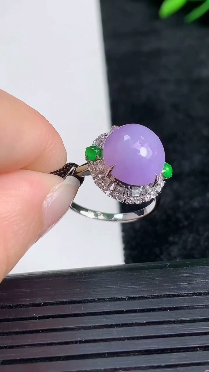 天然A货翡翠18K金紫罗兰蛋面戒指尺寸18.3-11.4-10.8重量:3.73g2026年3月24日
工厂直销收藏佳品,种好水足，色泽均匀，有种有色，上手高大气！