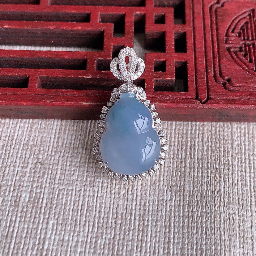 天然A货翡翠18K金伴钻镶嵌紫罗兰葫芦吊坠 
尺寸25.8-14.4-8.5裸石15.2-11.3mm 重量3.04g 0322