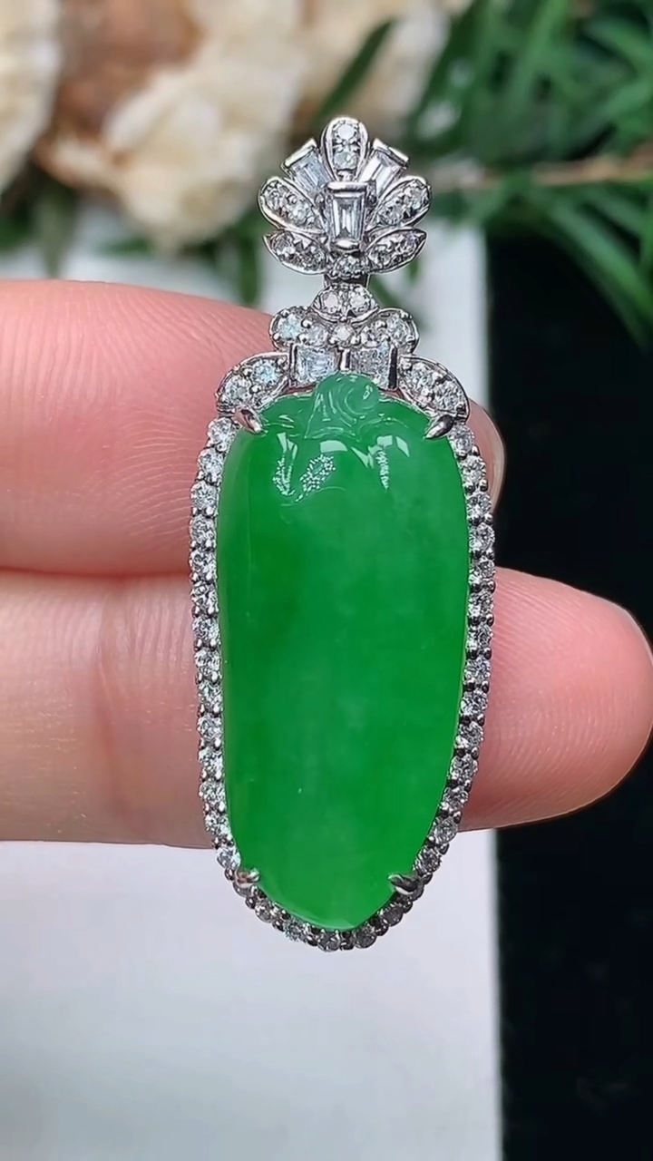 天然A货翡翠福瓜吊坠，尺寸35.4-13-8.3，裸石23.2-10.6，重量:6.57g
3月24