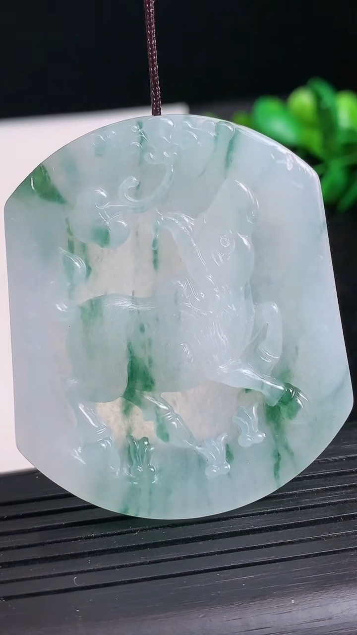 天然A货翡翠飘花生肖牛吊坠尺寸51.1-43.5-5.4重量:27.30g
3月24日