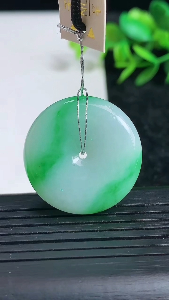 天然A货翡翠平安扣吊坠尺寸27.6-7.7重量:13.37g
3月24日