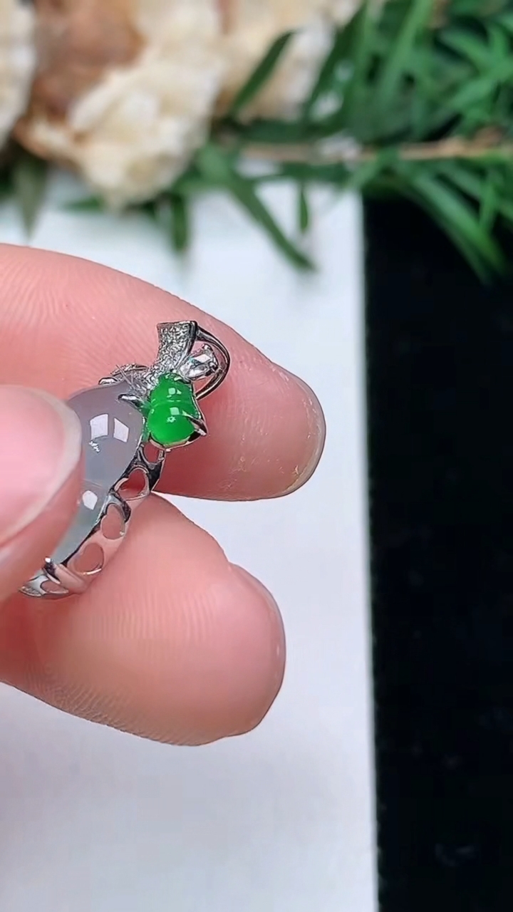 天然A货翡翠飘花葫芦吊坠，尺寸13.7-10.3-5.6，重量:1.71g
3月24日