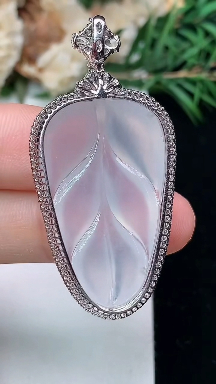 天然A货翡翠白冰金枝玉叶 叶子吊坠，尺寸44.4-21.6-8.8，裸石31.7-19.3，重量:7.00g
3月24日