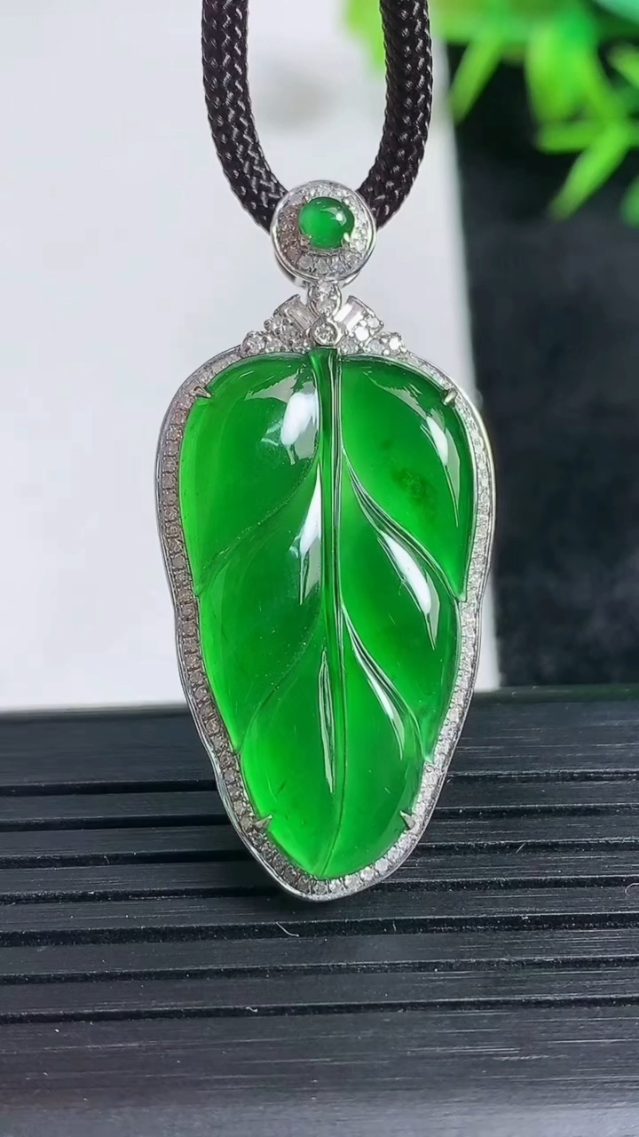 天然A货翡翠金枝玉叶 叶子吊坠尺寸39.4-18.7-6.6裸石28.3-15.9重量:4.07g
