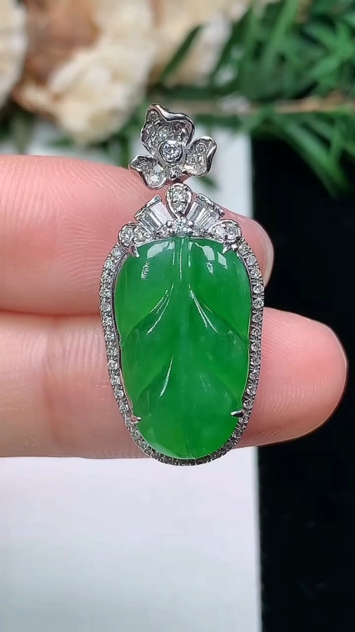 天然A货翡翠金枝玉叶 叶子吊坠，尺寸28.6-13-7.6，裸石17-10.3，重量:3.37g
3