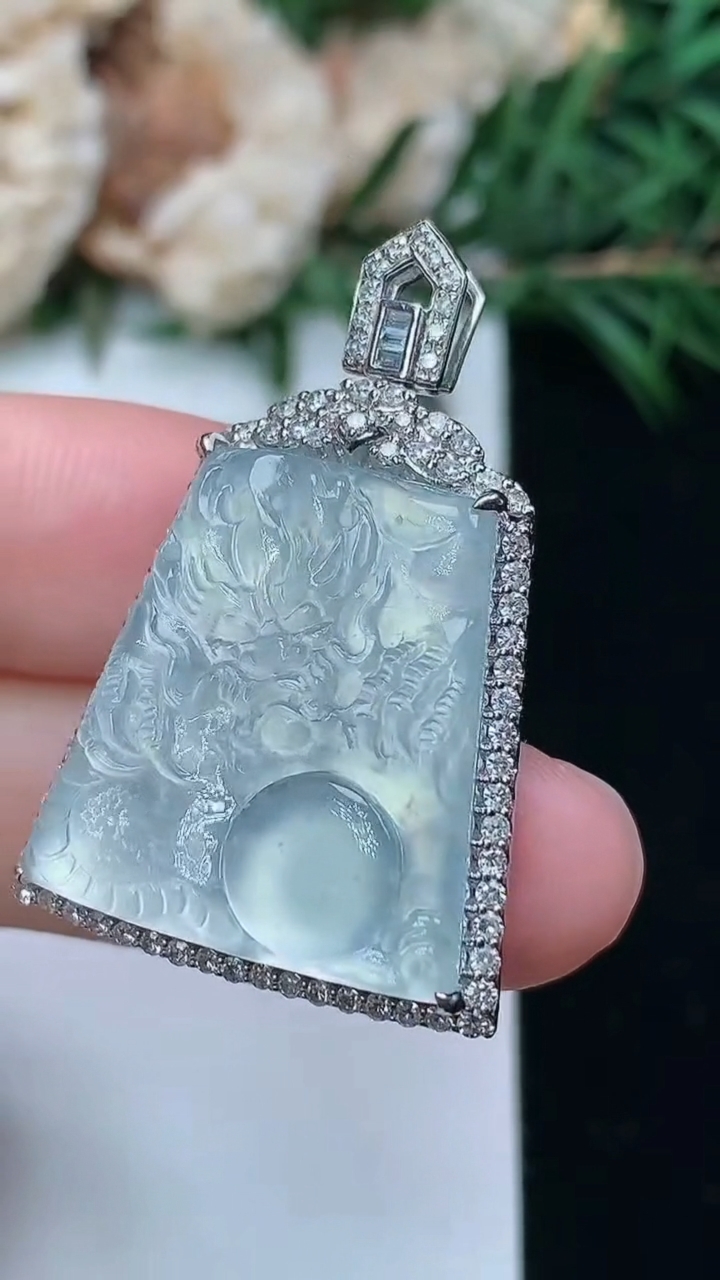 天然A货翡翠白冰龙牌吊坠，尺寸34-22.8-7.8，裸石21-19.7，重量:7.77g
3月24日