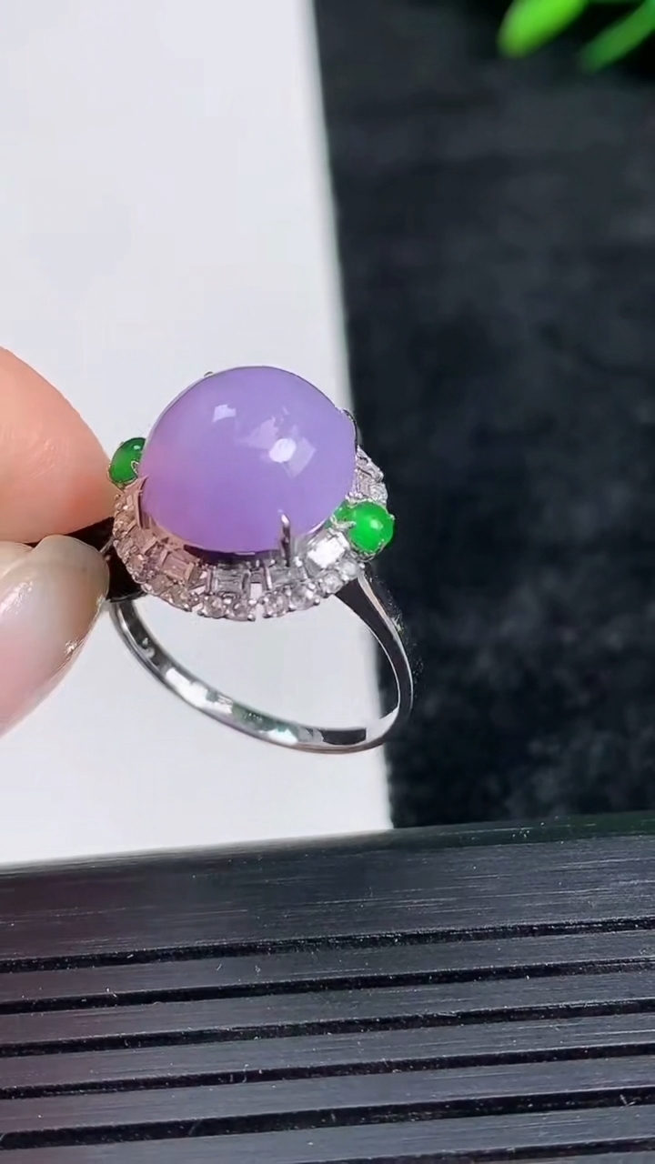 天然A货翡翠18K金紫罗兰蛋面戒指尺寸18.3-11.4-10.8重量:3.73g2026年3月24日
工厂直销收藏佳品,种好水足，色泽均匀，有种有色，上手高大气！
