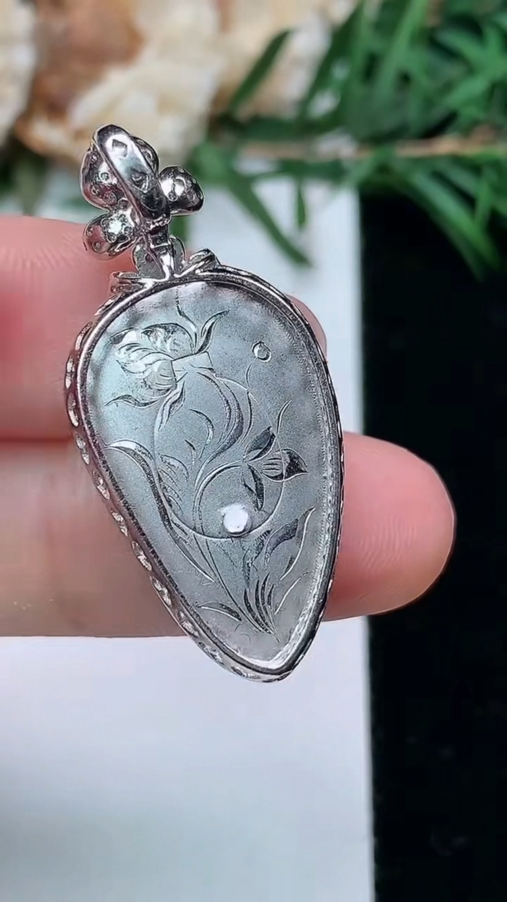 天然A货翡翠金枝玉叶 叶子吊坠，尺寸33-15-6.5，裸石22.2-13.2，重量:4.98g
3月24日，重量:4.98g