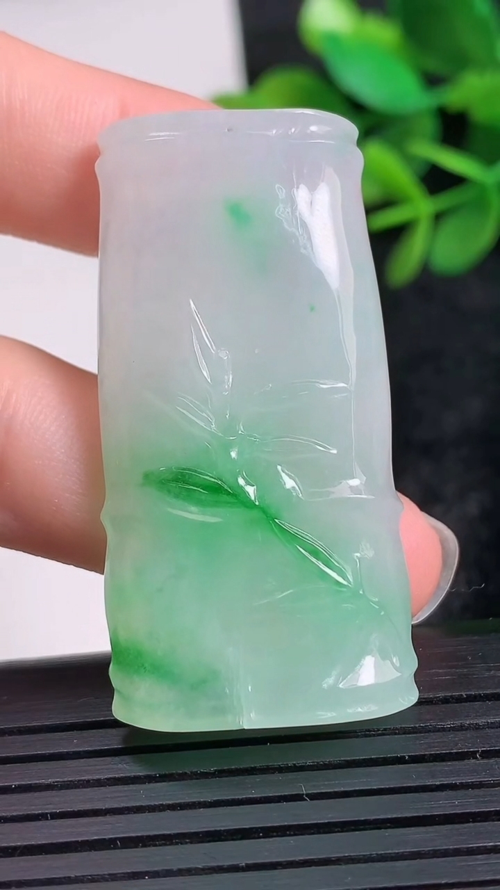 天然A货翡翠节节高升 竹节吊坠尺寸44-21.9-6.3重量:16.91g
3月24日