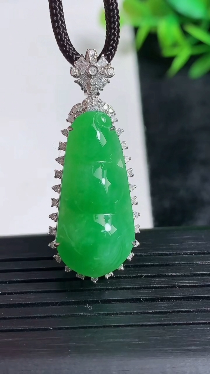 天然A货翡翠福豆吊坠尺寸38.5-15.2-12.5裸石26.6-12.6重量:5.20g
3月24日