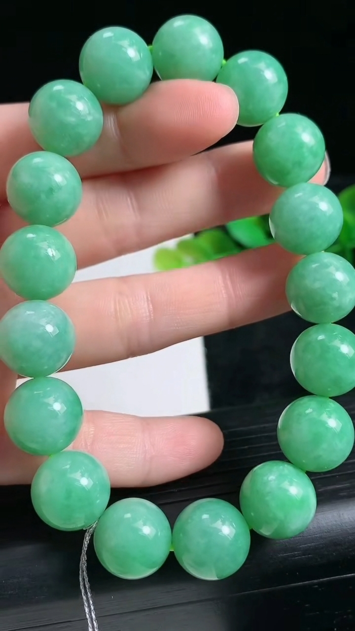 天然A货翡翠圆珠手串尺寸12.5-17颗重量:56.36g3月24日
工厂直销收藏佳品,种好水足，色泽均匀，有种有色，上手高大气！
