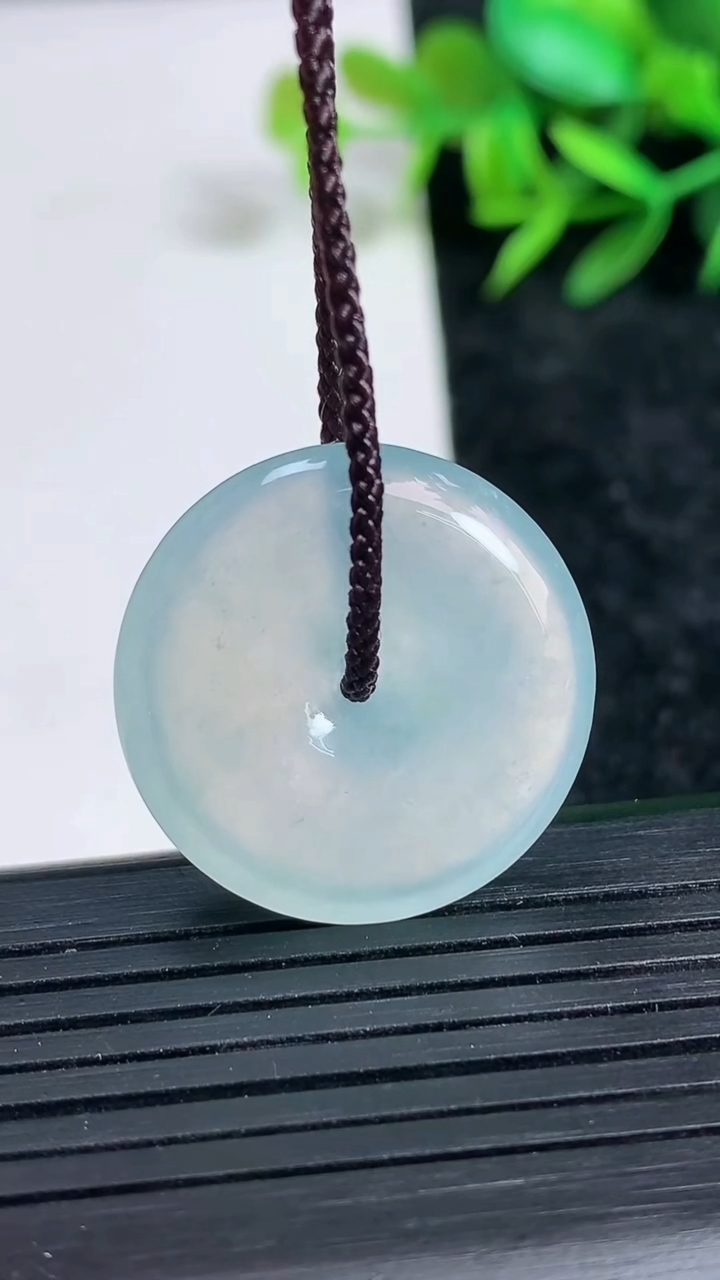 天然A货翡翠种飘花平安扣吊坠尺寸24.5-5.4重量:6.83g
3月24日