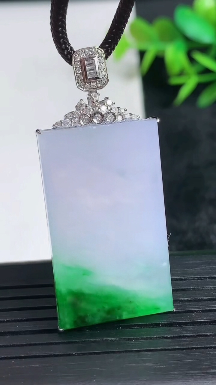 天然A货翡翠无事牌吊坠尺寸44.5-32.1-19.2-6.8重量:11.27g
3月24日