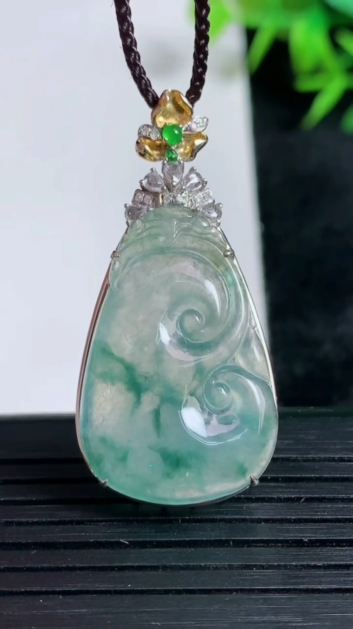 天然A货翡翠种飘花如意吊坠尺寸41.1-29.1-20-7.7重量:5.93g
3月24日