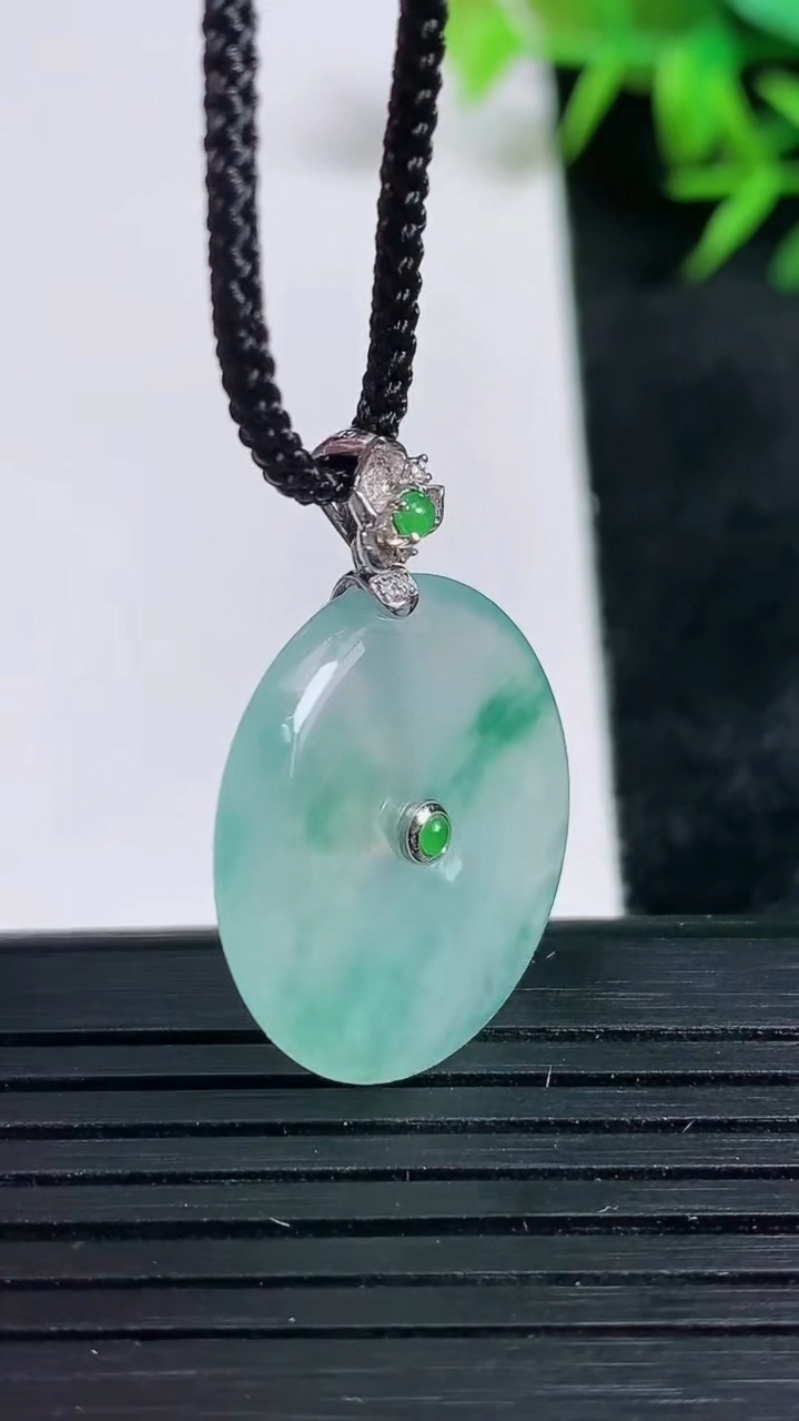 天然A货翡翠种飘花平安扣吊坠尺寸22.4-3.8重量:5.14g
3月24日