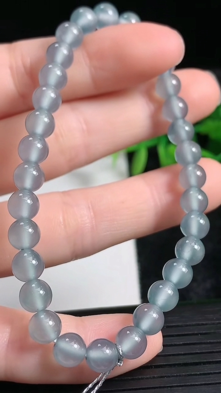 天然A货翡翠圆珠手串尺寸5.8-31颗重量:10.73g3月24日
工厂直销收藏佳品,种好水足，色泽