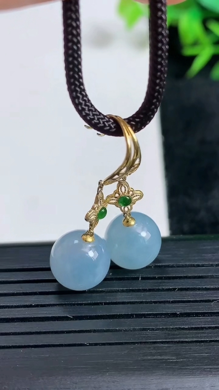 天然A货翡翠18K金紫罗兰圆珠耳坠尺寸9.6重量:4.06g3月24日
工厂直销收藏佳品,种好水足，色泽均匀，有种有色，上手高大气！