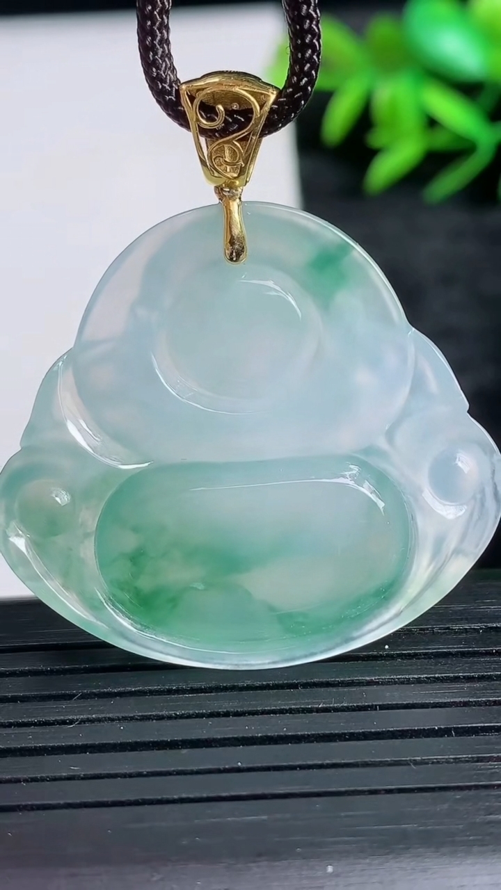 天然A货翡翠种飘花佛公吊坠尺寸33.6-37.2-6.4重量:12.46g
3月24日