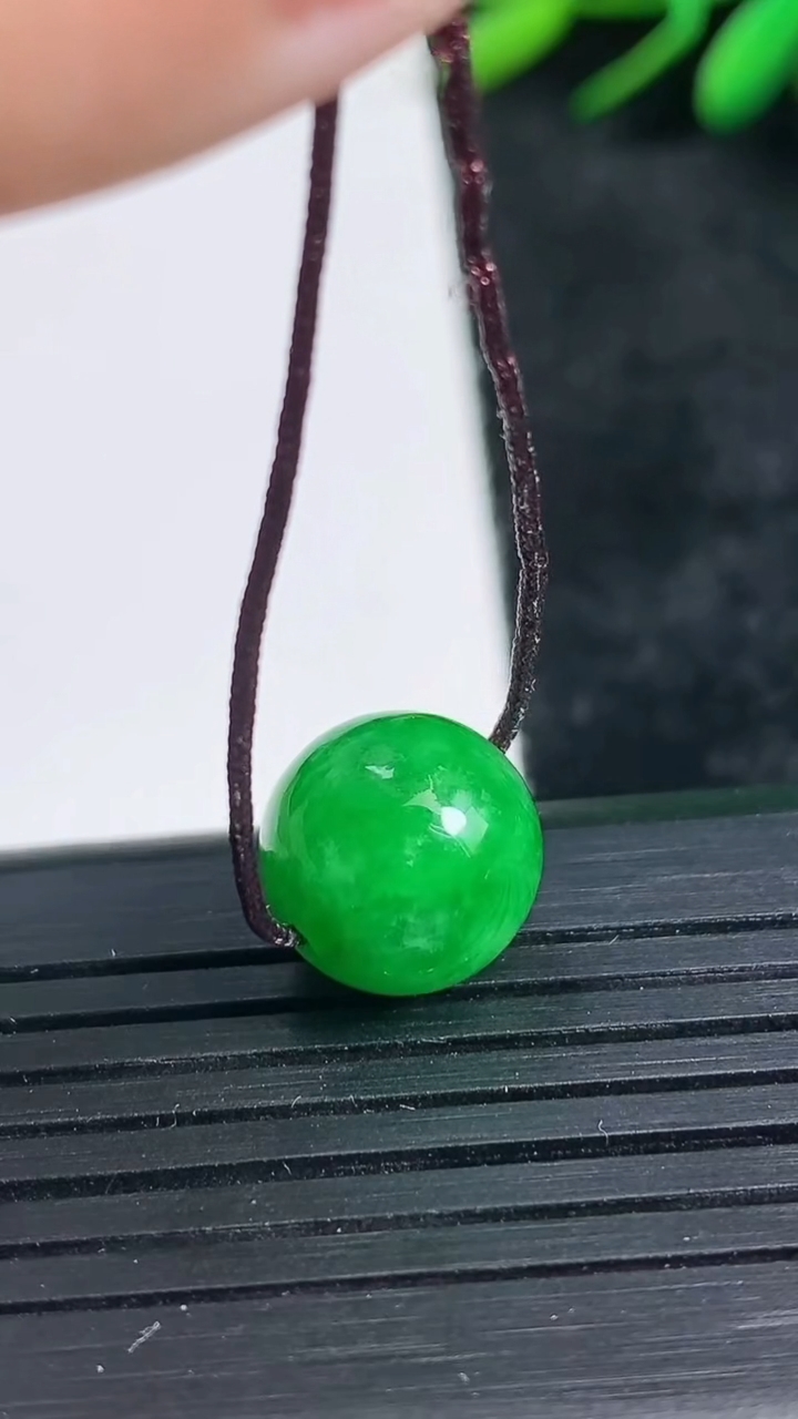 天然A货翡翠圆珠吊坠尺寸11.3重量:2.59g3月24日
工厂直销收藏佳品,种好水足，色泽均匀，有种有色，上手高大气！
