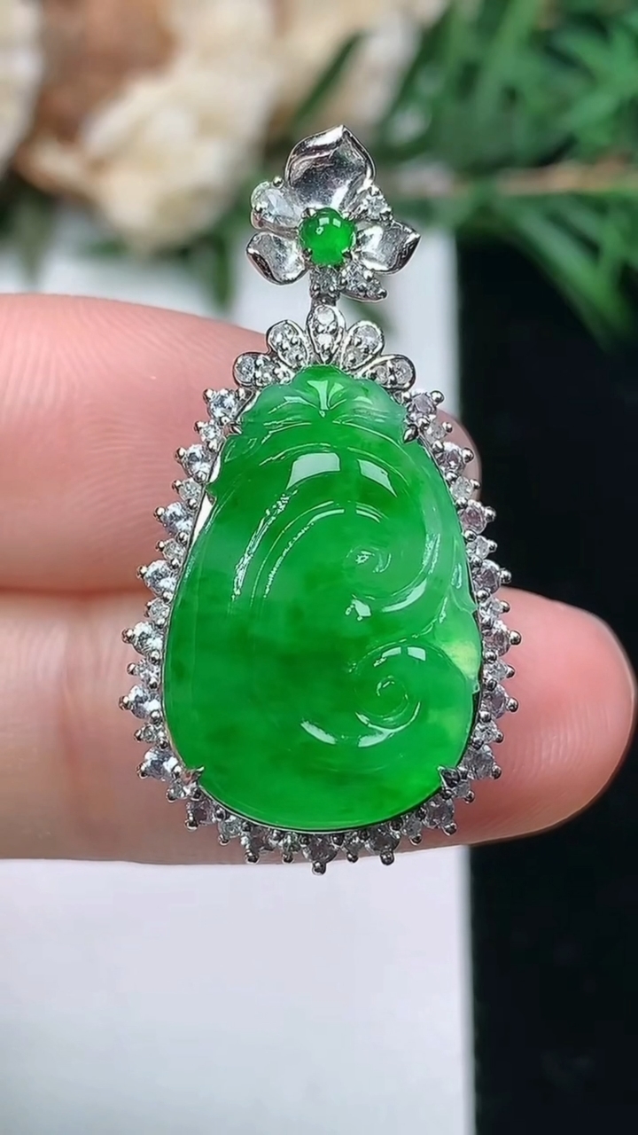 天然A货翡翠如意吊坠，尺寸30.8-16.6-9.5，裸石18.7-12.7，重量:5.00g
3月