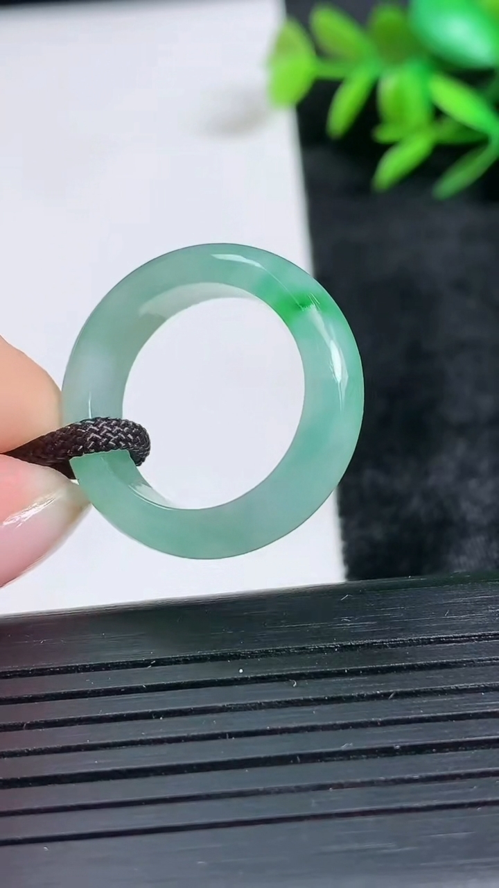 天然A货翡翠指环戒指尺寸18.2-6.4-3.7重量:4.63g2026年3月24日
工厂直销收藏佳品,种好水足，色泽均匀，有种有色，上手高大气！