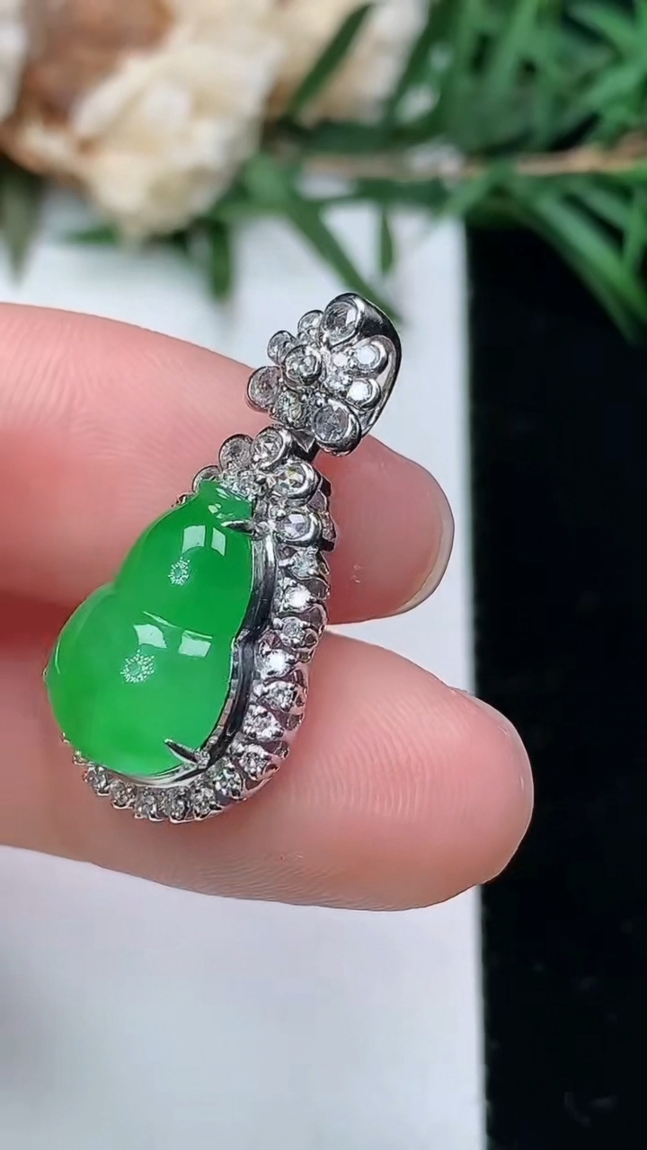 天然A货翡翠葫芦吊坠，尺寸25-12-10.4，裸石13-8.7，重量:3.66g
3月24日