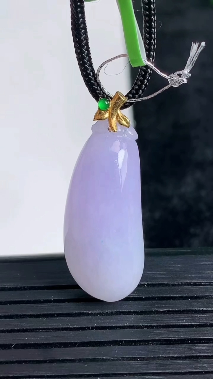天然A货翡翠18K金紫罗兰福瓜吊坠尺寸28-12-6.6重量:4.63g
3月24日