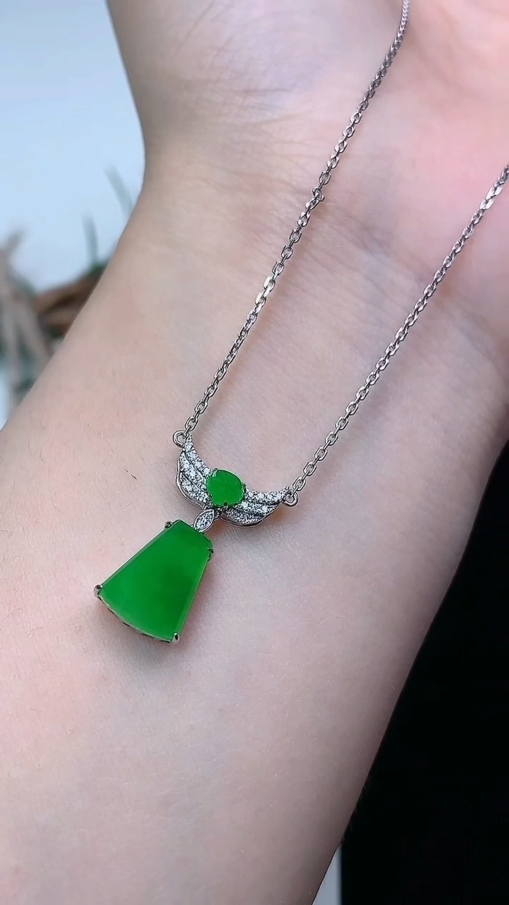 天然A货翡翠无事牌项链，尺寸10.3-7.8-3.5，重量:2.80g
3月24日