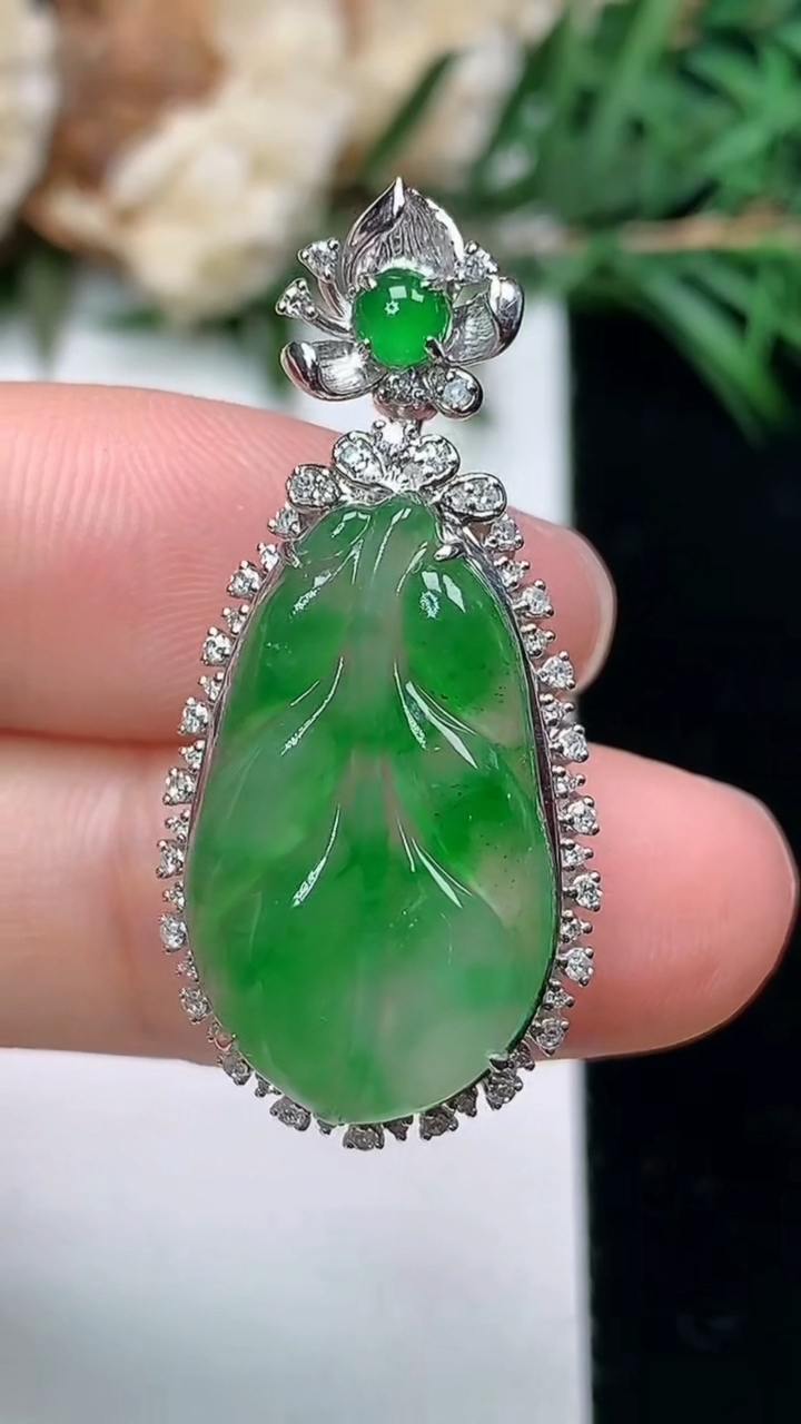 天然A货翡翠金枝玉叶 叶子吊坠，尺寸34-15.8-8.7，裸石21.5-12.9
3月24日，重量:3.47g