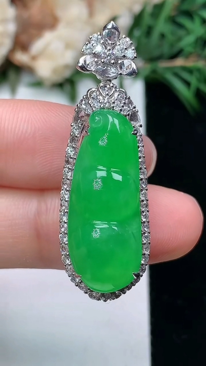 天然A货翡翠福豆吊坠，尺寸38.5-12.6-11.4，裸石24.6-9.8，重量:6.64g
3月24日