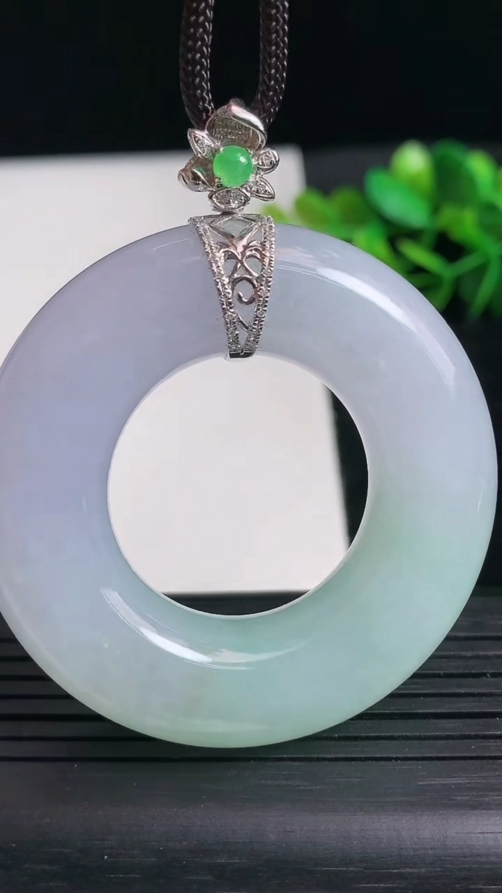 天然A货翡翠18K金春带彩紫罗兰平安环吊坠尺寸50.4-12重量:50.84g
3月24日