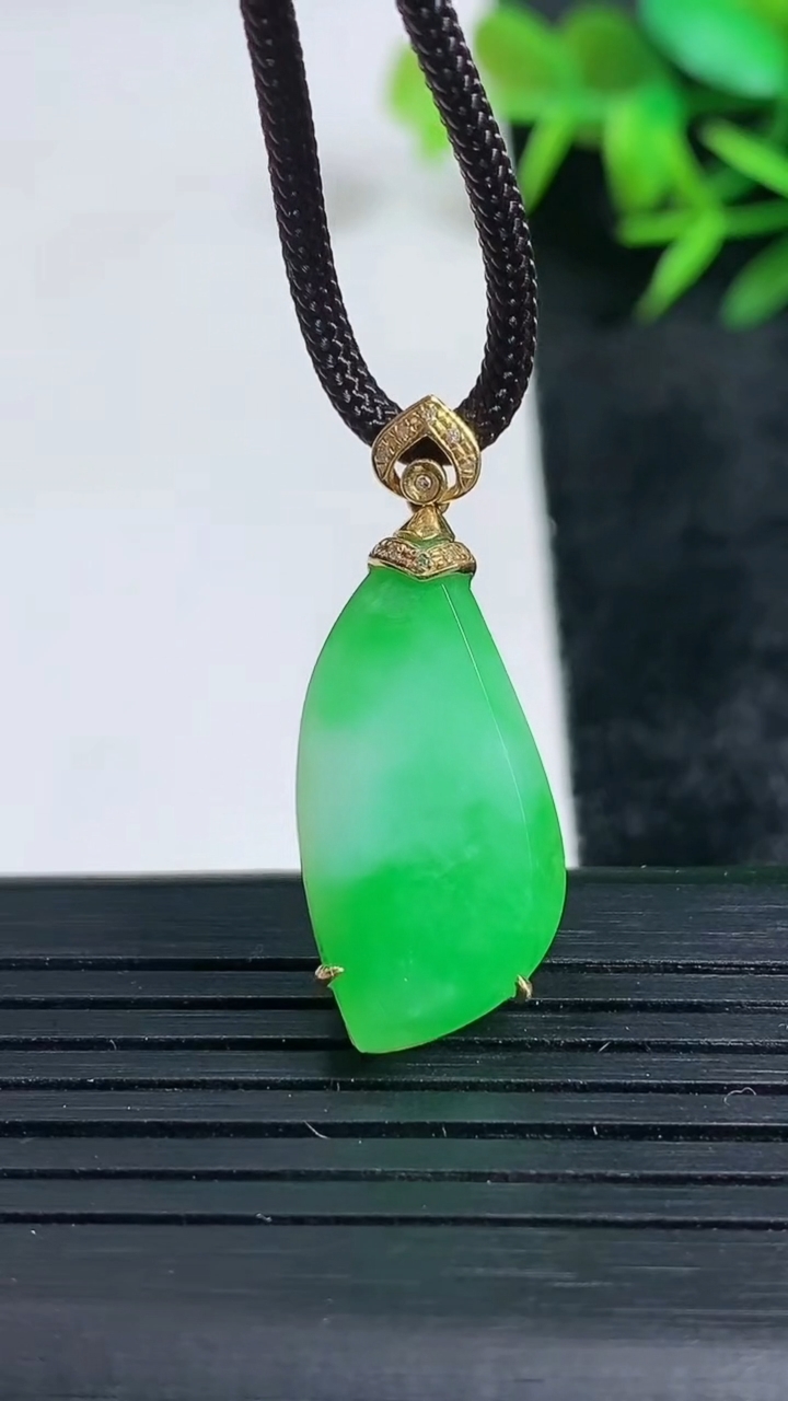 天然A货翡翠随形吊坠尺寸28.1-12.6-5.1重量:3.09g
3月24日