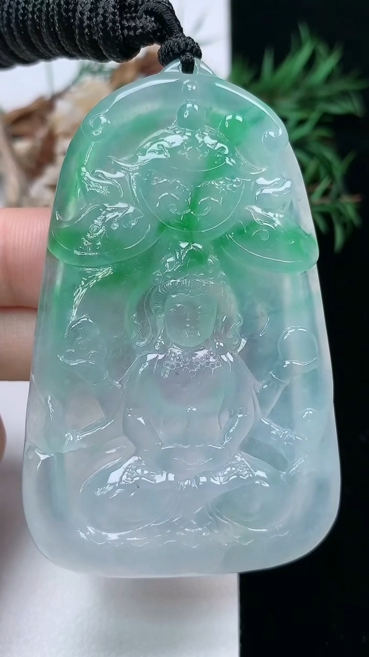 天然A货翡翠千手观音吊坠，尺寸67-42.4-7，重量:46.40g
3月24日
