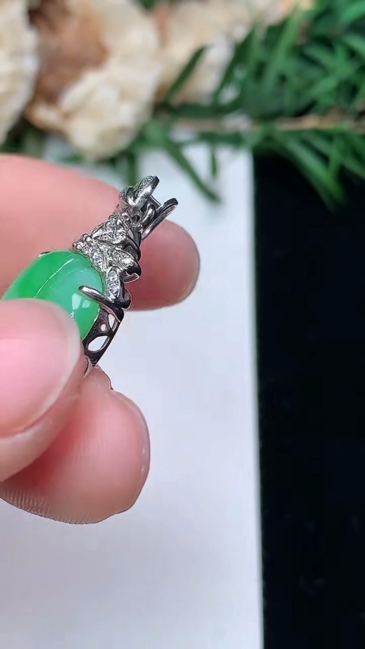 天然A货翡翠金枝玉叶 叶子吊坠，尺寸24.4-13-5.2，重量:4.00g
3月24日