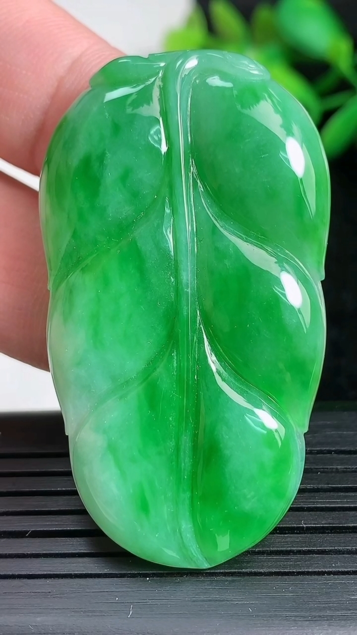 天然A货翡翠金枝玉叶 叶子吊坠尺寸52.4-29.7-4.6重量:14.20g
3月24日