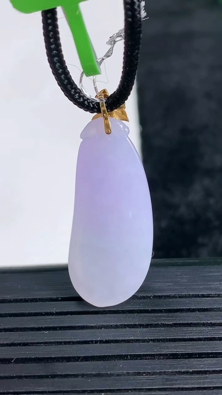 天然A货翡翠18K金紫罗兰福瓜吊坠尺寸28-12-6.6重量:4.63g
3月24日