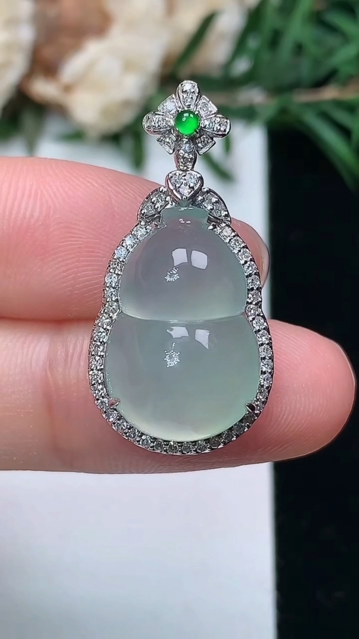 天然A货翡翠葫芦吊坠，尺寸28.5-14.4-9.6，裸石17.7-11.7，重量:3.79g
3月