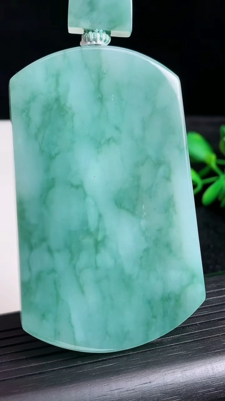 天然A货翡翠飘花无事牌吊坠尺寸74.3-45.6-7.9重量:84.06g
3月24日