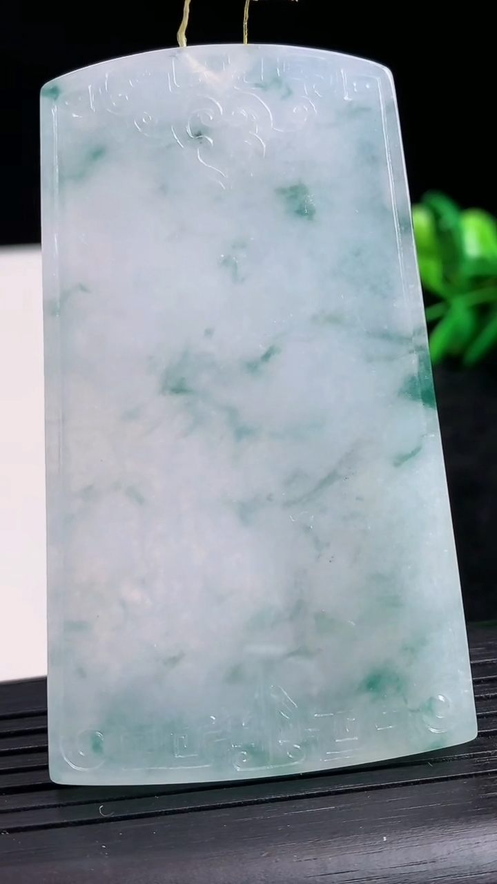 天然A货翡翠种飘花仿古无事牌吊坠尺寸67.3-40-4.4重量:40.56g
3月24日