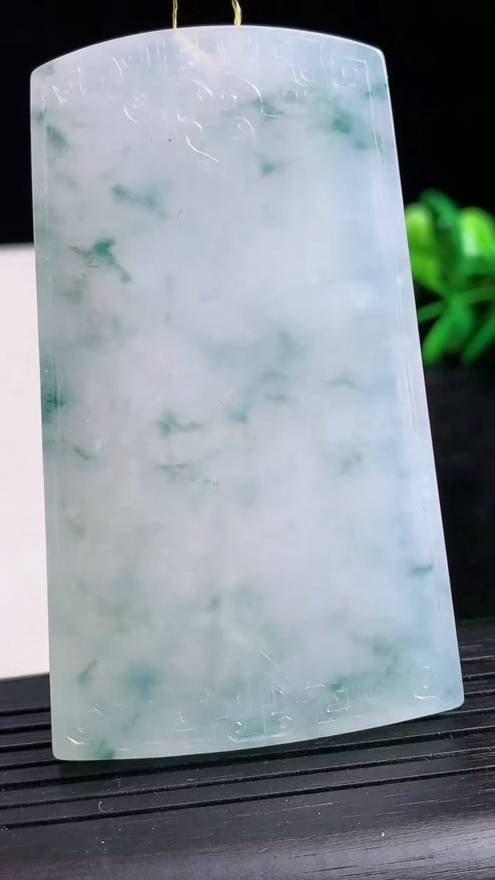 天然A货翡翠种飘花仿古无事牌吊坠尺寸67.3-40-4.4重量:40.56g
3月24日