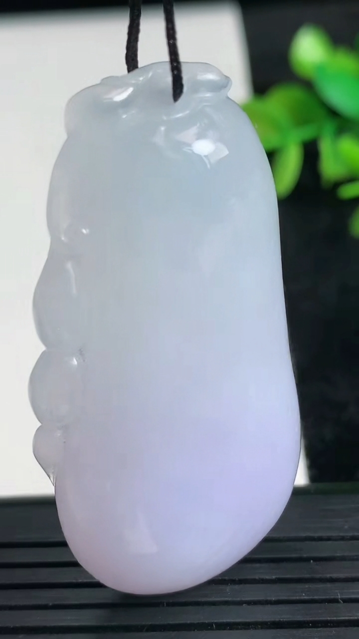 天然A货翡翠紫罗兰福瓜吊坠尺寸51.6-26.2-10.6重量:31.15g
3月24日