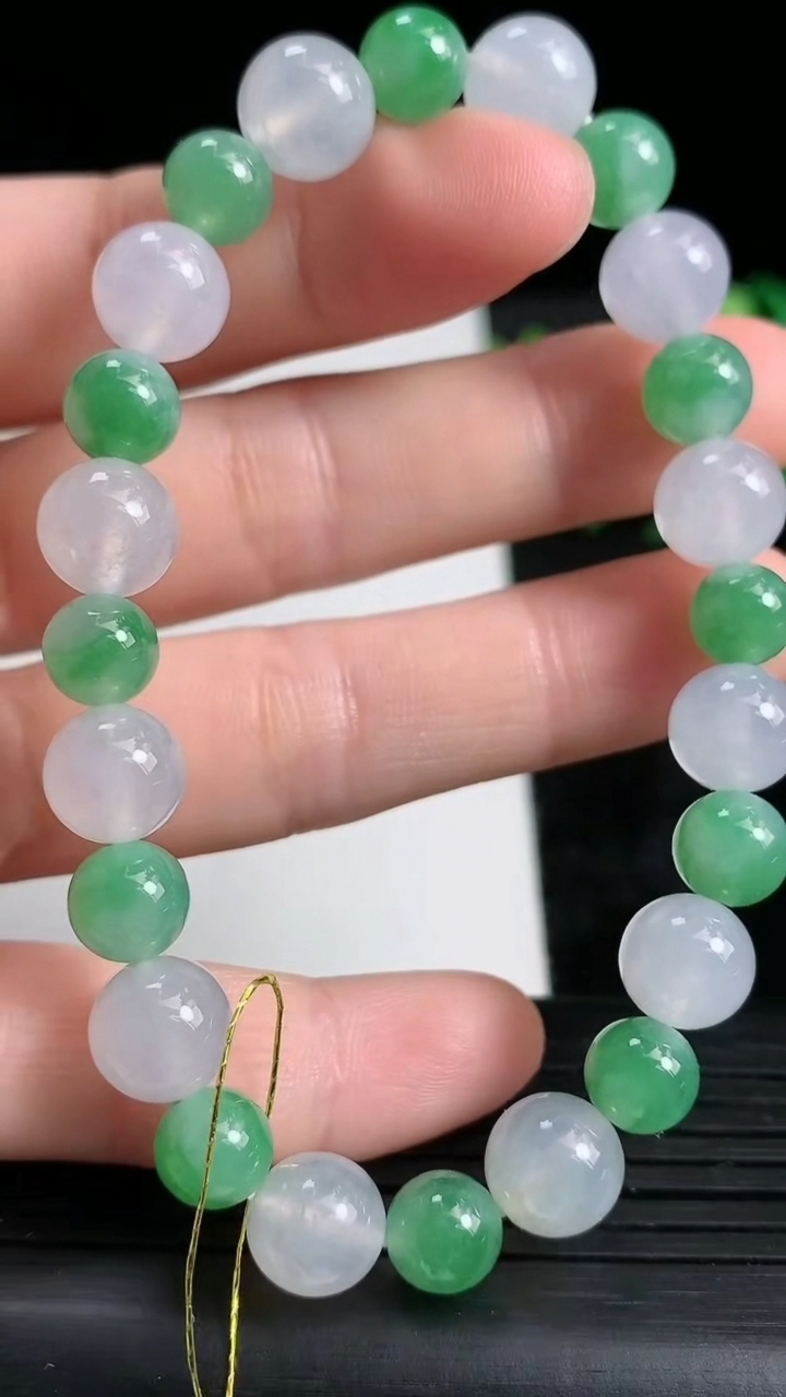 天然A货翡翠圆珠手串尺寸8.2-7.2-24颗重量:21.22g3月24日
工厂直销收藏佳品,种好水足，色泽均匀，有种有色，上手高大气！